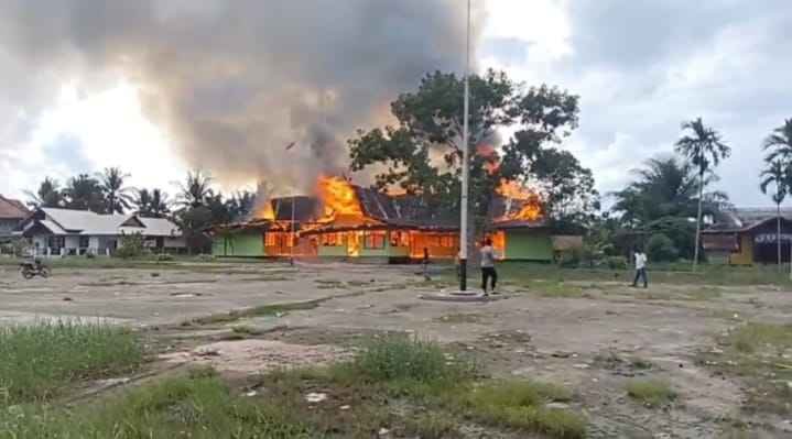 Breknews Sijago Merah Lalap Habis Kantor Camat Enok