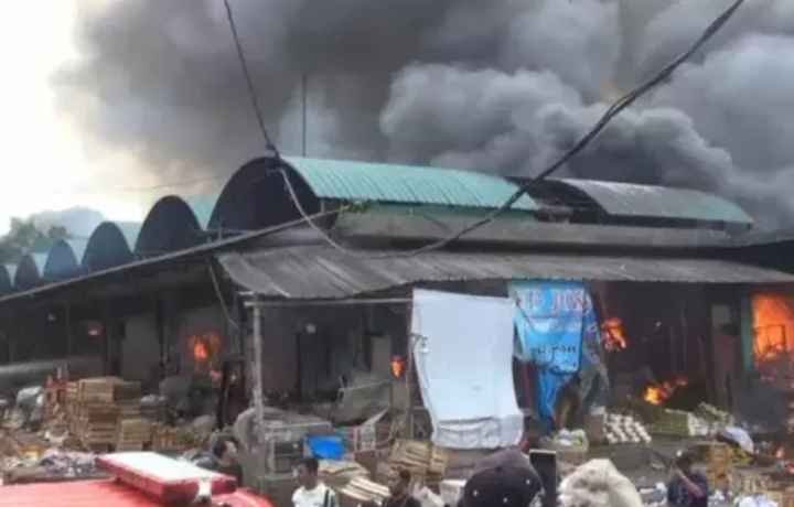 ‎Kebakaran di pasar kramat jati jakarta timur sekitar 350 kios hangus terbakar 