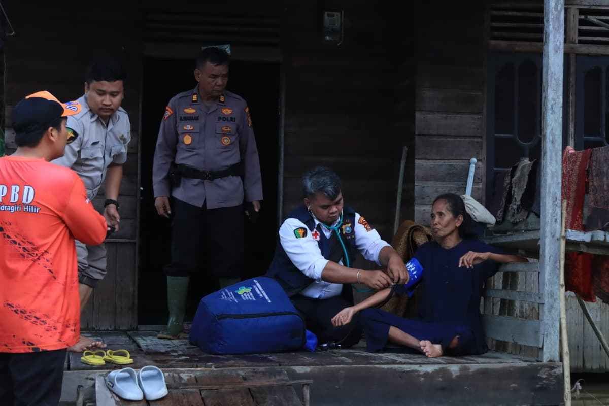 ‎Kapolres Indragiri Hilir Kunjungi Korban Bencana Banjir di Kemuning