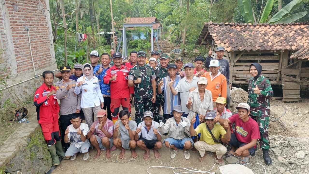 ‎TNI dan Warga Karanggayam Bangun Jembatan Harapan di Sungai Lo pasir