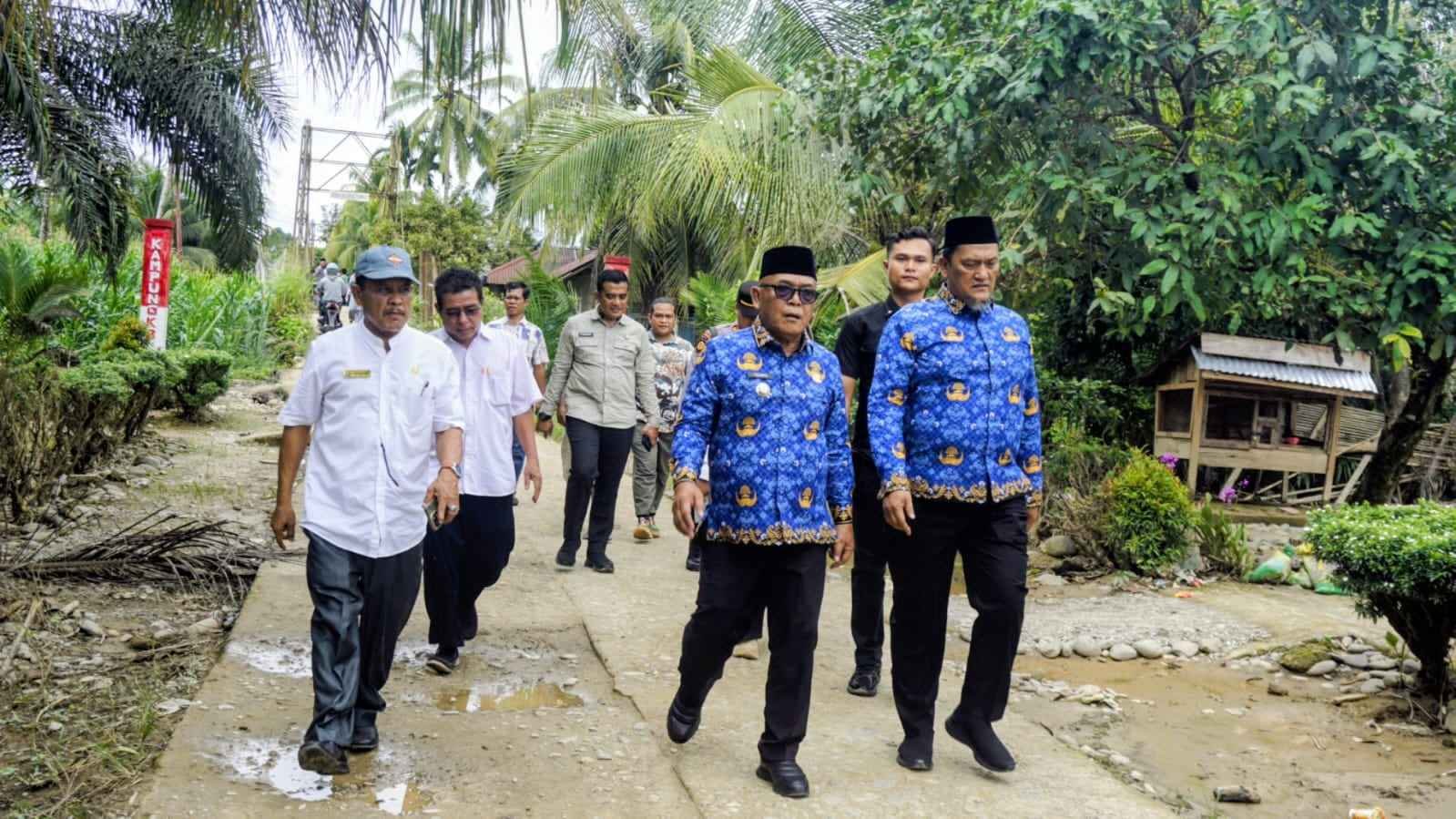 ‎Bupati Yulianto dan wakil Bupati M. Ihpan tinjau dampak banjir di kecamatan Tanah Batahan. 