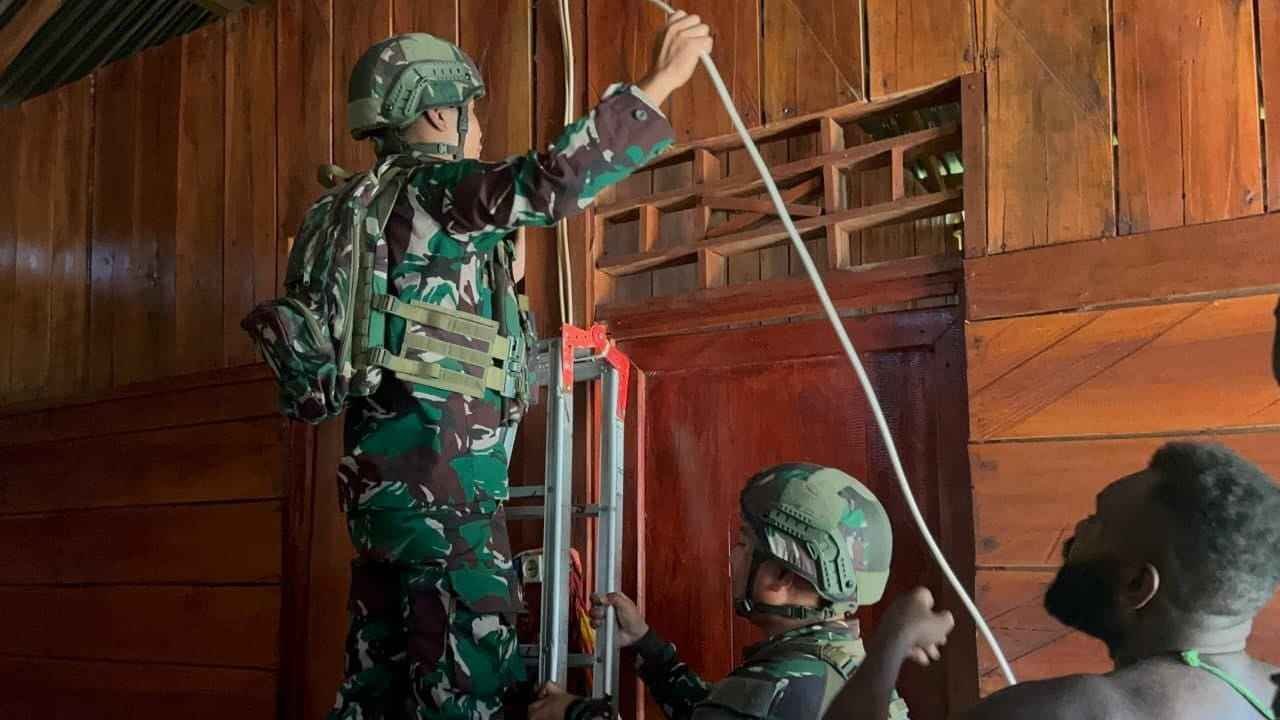 ‎Satgas Yonif 521/DY beri bantuan Teknis dan Instalasi Listrik kepada warga di Papua