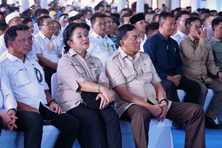 ‎Menhan Sjafrie Dampingi Presiden RI Prabowo pada Panen Raya Nasional dan Pengumuman Swasembada Pangan 2025