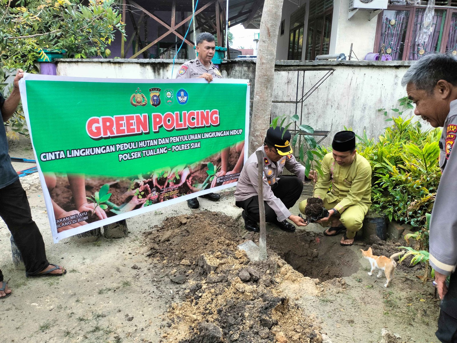 Kapolsek Tualang bersama Penghulu Laksanakan Green Policing di taman kantor Penghulu Maredan Barat