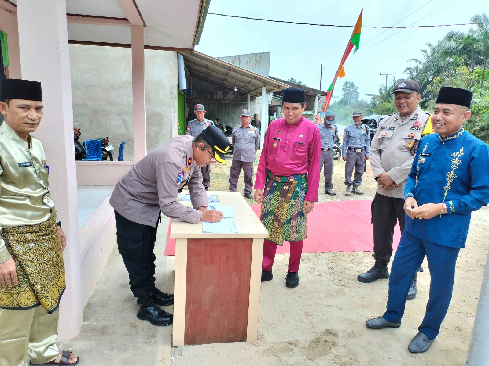 ‎Perkuat Kamtibmas, Kapolsek Tualang. Camat, bersama Kepala Kampung Resmikan Kantor Satlinmas di Pinang Sebatang Barat ‎