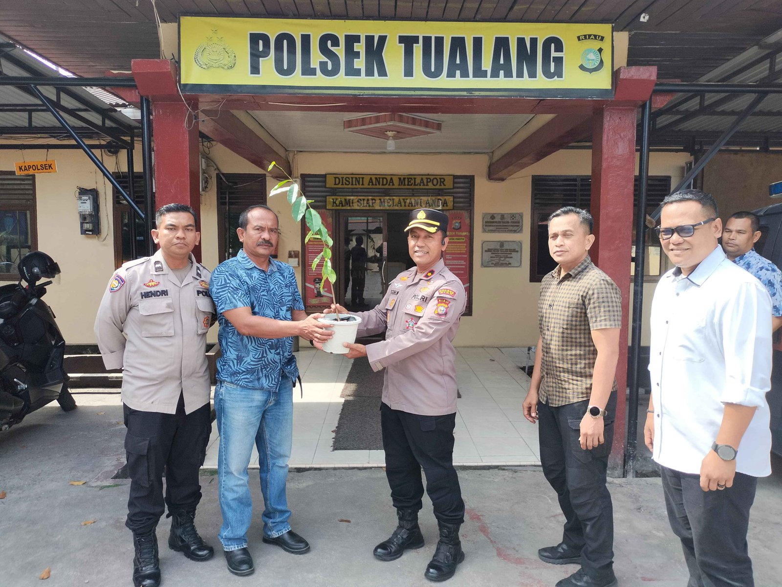 Kapolsek Tualang Beri Bibit Pohon ke Personel yang Ultah, Dukung Penghijauan Lingkungan