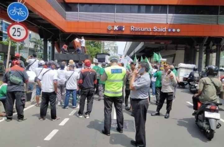 ‎Lalu lintas di Jalan Rasuna Said, Jakarta Selatan, mengalami kemacetan parah.