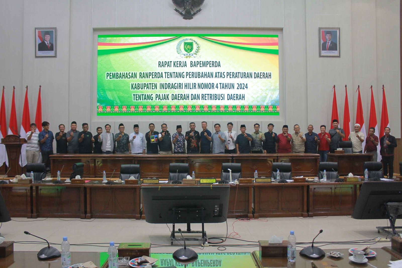 ‎Genjot PAD di Tengah Defisit, Pemkab Inhil dan PHRI Sepakati Komitmen Perkuat Kepatuhan Pajak Hotel dan Restoran ‎Suasana berfoto bersama usai Rapat Kerja DPRD Inhil dan PHRI Inhil, pagi tadi. ‎