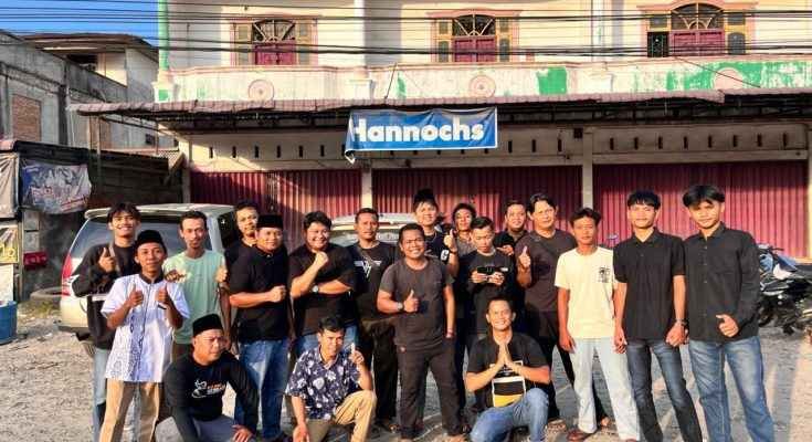 PEMUDA DUSUN BUKIT TUNGKU REJO JAYA BAGIKAN 700 TAKJIL DI UJUNGBATU, WUJUD KEPEDULIAN DI BULAN RAMADAN"  
