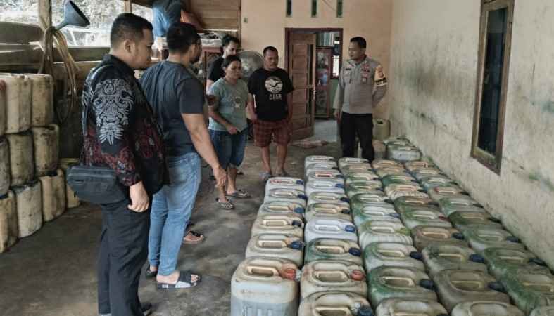 TEMPAT TERDUGA PENIMBUNAN BBM DI DATANGI POLISI