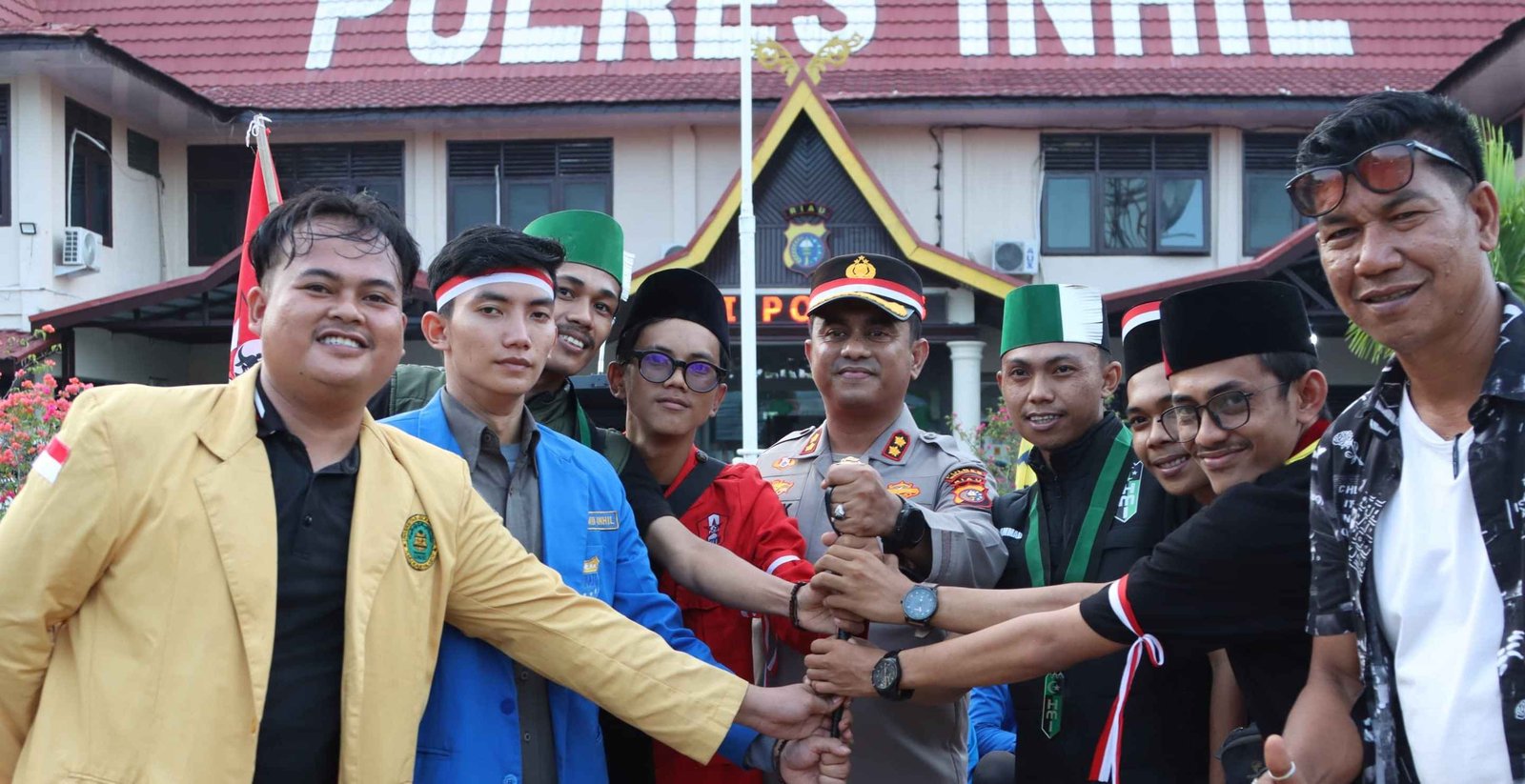 Polres Inhil, Forkopimda, Mahasiswa, dan Masyarakat Gelar Aksi Solidaritas Bagi-Bagi Bunga di Tembilahan