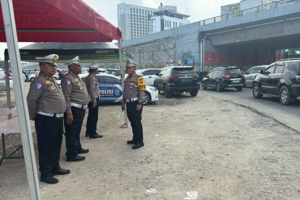Dirlantas Polda Riau, Kombes Taufiq Turun Langsung Atasi Kemacetan Parah di Pekanbaru