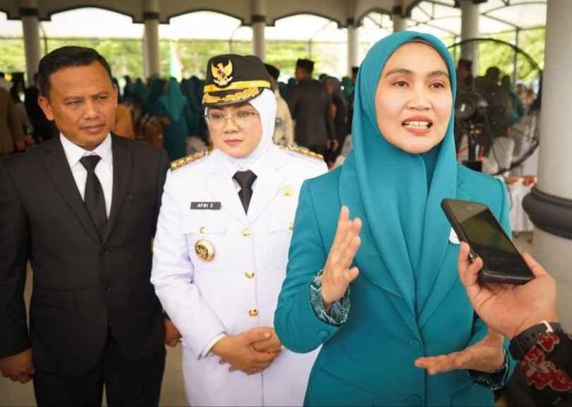 Setelah dilantik Bupati Siak dan Wakil bupati siak, Ketua TP PKK Provinsi Riau Henny Sasmita, Lantik Ketua TP PKK Siak.
