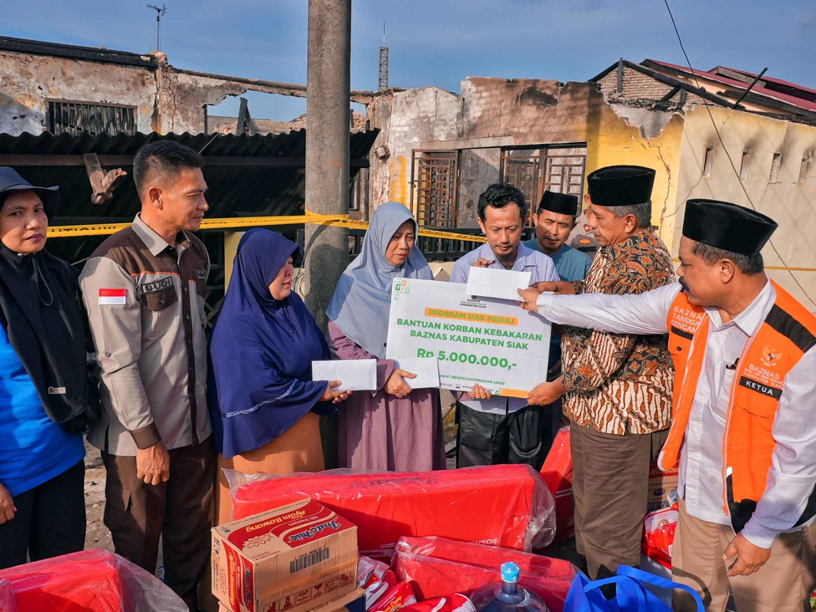 Alfedri Serahkan Bantuan Korban Kebakaran Rumah di Komplek KPR 1 Kota Perawang 